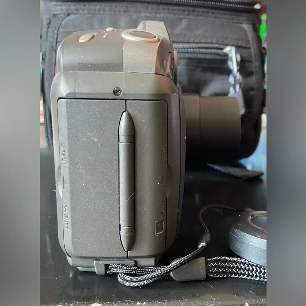 Kodak Digital Science DC260 Zoom Digital Camera, Memory Card, Carry Case- Tested